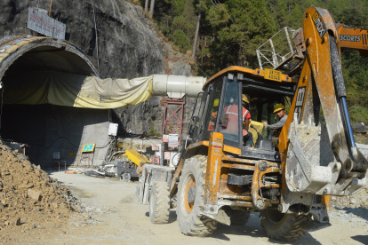 Una excavadora se prepara para entrar en el túnel tras su derrumbe, en la carretera nacional Brahmakhal Yamunotri en Uttarkashi, India, el 14 de noviembre de 2023.