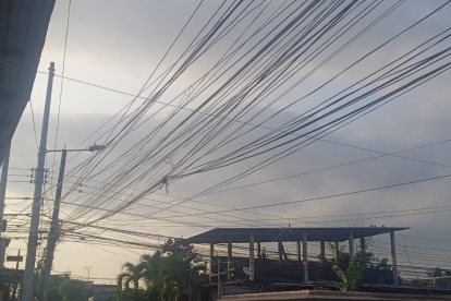 Uno de los problemas en la Juan Montalvo son los postes y la cantidad de cables que cuelgan en ellos. Más de uno ya tambalea por el peso.