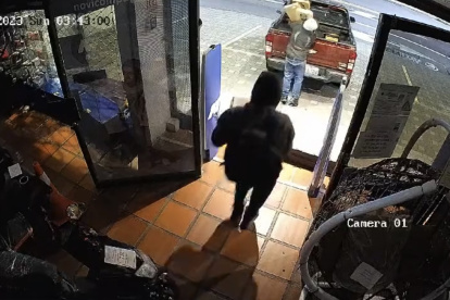 Los delincuentes se llevaron los artículos del local en cajas antes de subirlos a una camioneta roja