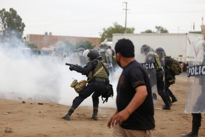 Imagen de archivo de manifestantes y la Policía se enfrentan en las protestas del 2020.