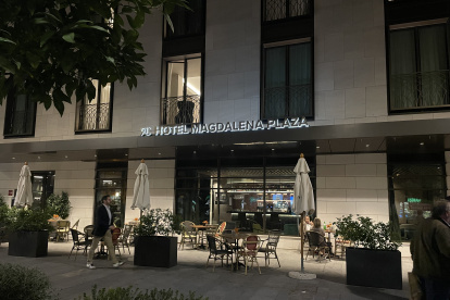 Los precios de las habitaciones en este hotel están entre 500 y 700 euros por noche.