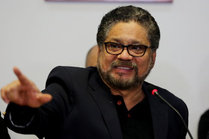 Fotografía de archivo en la que se registró a uno de los líderes de las disidencias de las FARC Luciano Marín Arango, alias "Iván Márquez", en Bogotá (Colombia).