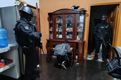 Elementos. Agentes de la Policía y de la Fiscalía recogieron indicios en domicilios y oficinas.