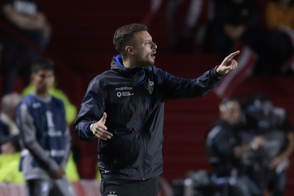 AMDEP470. BUENOS AIRES (ARGENTINA), 04/04/2023.- El entrenador de Independiente Martín Anselmi dirige hoy, en un partido de la Copa Libertadores entre Argentinos Juniors e Independiente del Valle (IDV) en el estadio Diego Armando Maradona en Buenos Aires (Argentina). EFE/ Juan Ignacio Roncoroni