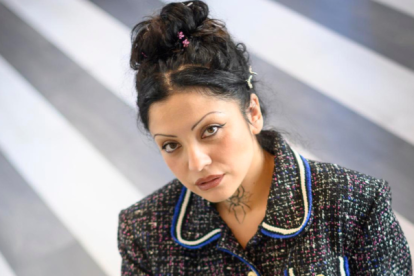 La artista chilena Mon Laferte durante una entrevista con EFE en Sevilla (España), donde asiste a la Semana de los premios Latin Grammy.