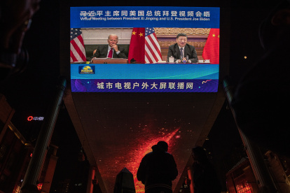 Pekín. Joe Biden (izq) y Xi Jinping, en una cita telemática reciente.