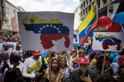 Personas apoyan el referéndum consultivo por la zona en reclamación de El Esequivo, el 10 de noviembre del 2023, en Caracas (Venezuela).