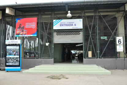 Delitos. Una red de extorsionadores operaba en el mercado Las Esclusas.