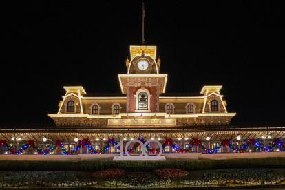 USA488. LAKE BUENA VISTA (FL, EEUU), 14/11/2023.- Fotografía fechada el 3 de noviembre de 2023 cedida por Disney donde se muestra una vista de la entrada del parque temático Magic Kingdom adornada con motivos navideños en Lake Buena Vista, Florida. Disney genera un impacto económico en Florida de más de 40.000 millones de dólares y unos 263.000 empleos, de acuerdo a un informe revelado este martes y en medio de un contencioso legal que el gigante del entretenimiento sostiene con el gobernador estatal y aspirante presidencial Ron DeSantis. EFE/Harrison Cooney/Disney /SOLO USO EDITORIAL /NO VENTAS /SOLO DISPONIBLE PARA ILUSTRAR LA NOTICIA QUE ACOMPAÑA /CRÉDITO OBLIGATORIO