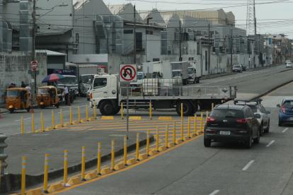 Un vehículo pesado giró en U en una zona donde no debía hacerlo.