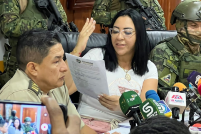 Roberta Zambrano, prefecta de Esmeraldas, en rueda de prensa.