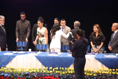 El presidente de Ecuador y su vicepresidenta reciben sus credenciales por parte del CNE.