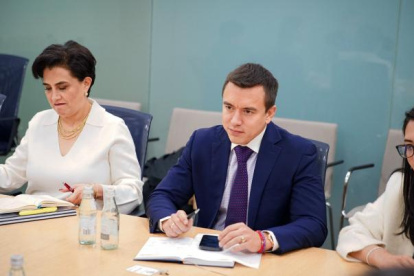 La futura canciller, Gabriela Sommerfeld, el presidente electo, Daniel Noboa, y la próxima ministra de Finanzas, Sariha Moya.