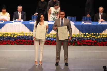 Verónica Abada y Daniel Noboa reciben las credenciales como las nuevas autoridades de Ecuador.
