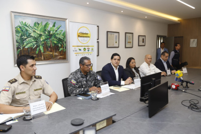 Dirigentes bananeros y personal de la Policía y el SRI dio a conocer el inicio de una campaña para frenar la compra de insumos robados.
