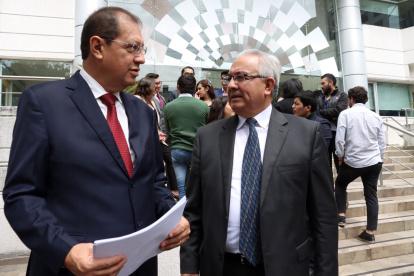 Santiago Guarderas y Francisco Rocha, en representación de varios medios de comunicación, presentaron su demanda ante la Corte Constitucional.