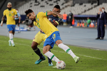 AMDEP5203. RÍO DE JANEIRO (BRASIL), 23/06/2021.- Lucas Paquetá (adelante) de Brasil disputa hoy el balón con William Tesillo de Colombia, durante un partido por el Grupo B de la Copa América en el Estadio Olímpico Nilton Santos de Río de Janeiro (Brasil). EFE/ Antonio Lacerda Brasil - Colombia