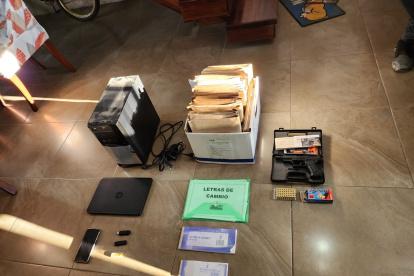 Evidencias. En los allanamientos se incautaron documentos, dinero, armas, entre otras cosas.