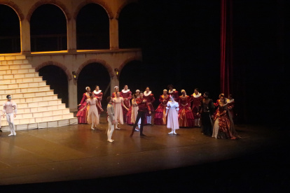 La puesta en escena combinó elementos medievales y modernos que no alteraron la historia original.