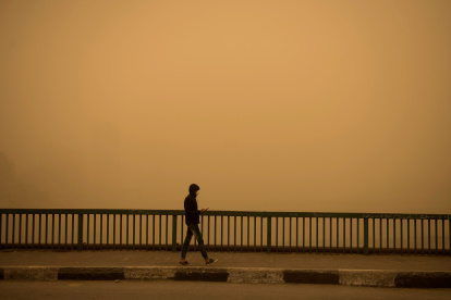 Un hombre sale a caminar durante una tormenta de arena en El Cairo, Egipto.