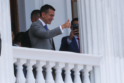 El presidente electo de Ecuador, Daniel Noboa (c) saluda a sus simpatizantes, en el Teatro Sucre, en Quito (Ecuador).