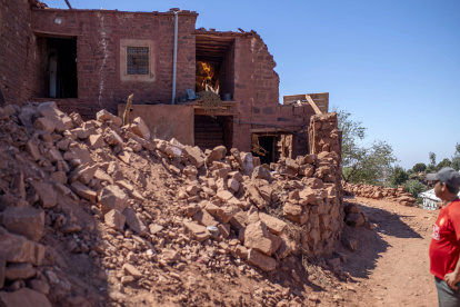 Una persona observa una construcción que quedó afectada tras el terremoto de septiembre de 2023.