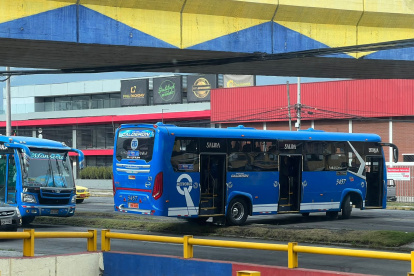 Un conductor invade el parterre y los carriles de la av. Galo Plaza Lasso para dar vuelta en u.