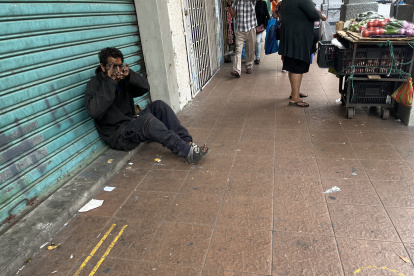 1.Calle. Es muy común observar a consumidores en las veredas de Guayaquil drogándose a plena luz del día.