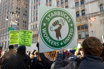 El sindicato Starbucks Workers United (SWU) pide condiciones laborales favorables.
