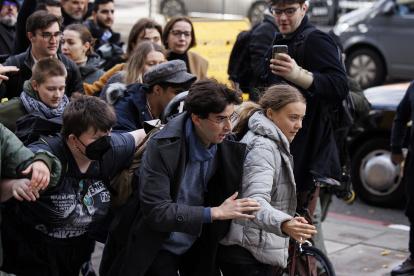 La activista medioambiental Greta Thunberg huye de los periodistas y otros activistas tras declararse este miércoles ante un tribunal británico "no culpable" de un delito de desorden público por su participación en una protesta celebrada el pasado mes contra la industria de los combustibles fósiles.