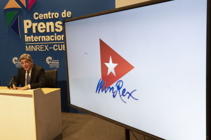 Carlos Fernández de Cossío, viceministro de Relaciones Exteriores de Cuba, habla hoy durante una conferencia de prensa sobre las conversaciones migratorias Cuba-Estados Unidos, en el Centro de Prensa Internacional en La Habana (Cuba).