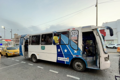 Pese a que en la avenida Guillermo Pareja hay personal de la ATM, nadie controla los buses ni se percata de cómo van los pasajeros.
