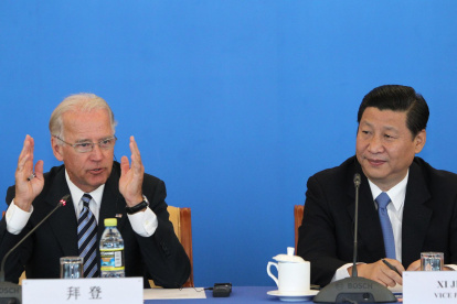 El presidente de Estados Unidos, Joe Biden (i), pronuncia un discurso acompañado de su homólogo chino, Xi Jinping (d), en una fotografía de archivo.