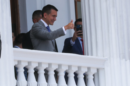 El presidente electo Daniel Noboa saluda a simpatizantes desde un balcón.