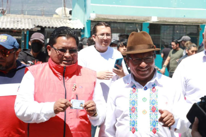 Figura. Guillermo Churuchumbi (derecha) fue alcalde de Cayambe en dos periodos. Hoy es el coordinador nacional de Pachakutik.