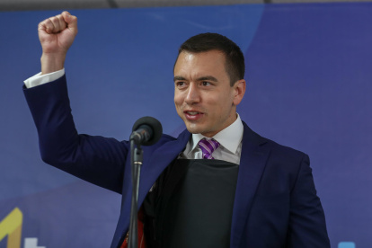 El presidente electo de Ecuador, Daniel Noboa, hizo el primer cambio dentro de los integrantes de su Gobierno antes incluso de asumir el cargo en una ceremonia que tendrá lugar el próximo jueves 23 de noviembre en Quito.

En un mensaje publicado en redes sociales, Noboa anunció la designación de Roberto Izurieta para ocupar el cargo de secretario de Comunicación de la Presidencia, un puesto donde inicialmente había anunciado a Iván Carmigniani, quien fue parte de la campaña electoral y del equipo de traspaso de la administración.

El joven empresario, de 35 años, señaló que Izurieta es "estratega y especialista en el desarrollo del mensaje público y político".

"Ha sido comentarista y analista político para la cadena "CNN En Español", y nos ha representado como embajador en el país de Chile. Confío plenamente en su experiencia y sus habilidades", apuntó Noboa.

Hasta ahora Noboa ha revelado públicamente la designación de ocho ministros, entre ellos Gabriela Sommerfeld, en Relaciones Exteriores; Sonsoles García, en Industrias, Comercio Exterior, Inversiones y Pesca; Roberto Luque, en Transporte y Obras Públicas, y Franklin Palacios, en Agricultura y Ganadería.

También a Sariha Moya en Economía y Finanzas; Andrés Guschmer en Deporte; Andrea Arrobo en Energía y Minas y Sade Fritschi en Ambiente.

El Gobierno de Noboa se caracterizará sobre todo por la juventud, pues varias de sus ministras tienen entre 26 y 36 años.

De momento aún no ha confirmado públicamente quiénes estarán a cargo de las carteras de Interior, Gobierno y Defensa Nacional, las tres que verán más de cerca el desafío de reducir la inseguridad ciudadana y la ola de violencia sin precedentes en la que se encuentra Ecuador, atribuida principalmente a las mafias del crimen organizado y el narcotráfico.

Noboa tendrá un corto mandato de apenas dieciséis meses para completar el periodo 2021-2025, interrumpido por el actual mandatario, Guillermo Lasso, al aplicar en mayo pasado el mecanismo constitucional de la "muerte cruzada".

Con esa figura, Lasso forzó la convocatoria extraordinaria de elecciones generales al disolver la Asamblea Nacional (Parlamento) al acusarle de obstrucción, cuando esta, controlada por la oposición que lideraba el correísmo, se disponía a poner a voto su destitución, como último paso de un juicio político en el que le acusaban de presunto peculado (malversación).