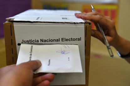 Una persona emite su voto para las elecciones presidenciales, en Buenos Aires (Argentina).