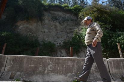 Segundo Morales debe caminar entre el polvo y la tierra a causa de un derrumbe que no ha sido atendido.