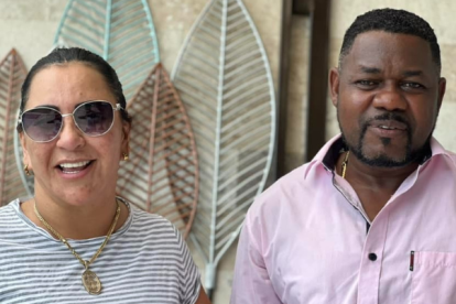 La prefecta de Esmeraldas, Roberta Zambrano, y el creador digital Sigifredo Quiñónez.