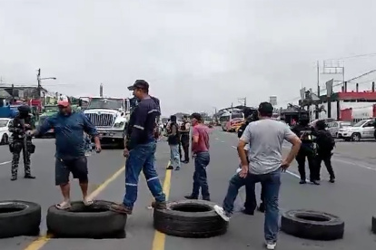 Protesta. Uno de los plantones que realizaron los choferes del transporte pesado en las carreteras de Ecuador.
