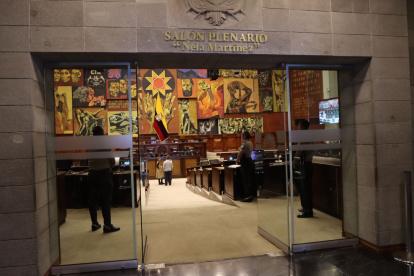 El personal de mantenimiento de la Asamblea Nacional hizo los últimos arreglos.