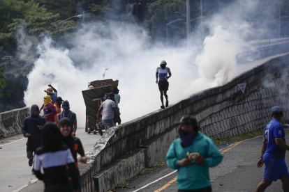 Manifestantes se unen a una nueva jornada de protestas contra el contrato entre el Estado y Minera Panamá, subsidiaria de la canadiense First Quantum Mineral (FQM), hoy en Ciudad de Panamá (Panamá).