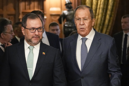 El ministro de Asuntos Exteriores ruso, Sergey Lavrov (R), da la bienvenida al ministro de Asuntos Exteriores de Venezuela, Yvan Gil Pinto (I), durante su reunión en Moscú, Rusia, el 16 de noviembre de 2023. (Rusia, Moscú)
