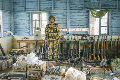 Un soldado de la milicia Fuerza para la Defensa del Pueblo Chin posa con un arsenal.