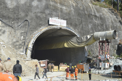 Imagen del túnel, en el estado norteño de Uttarakhand (India), en el que están atrapados 40 trabajadores desde el domingo 12 de noviembre de 2023.