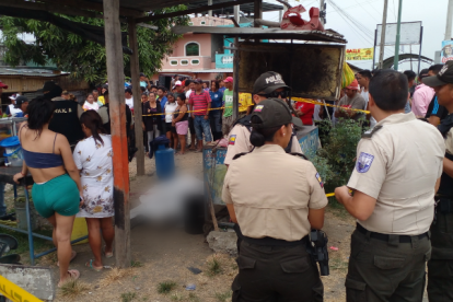 Escena. El vendedor estaba por comenzar su jornada vendiendo fritada.