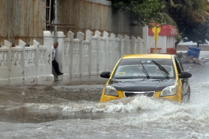Un automóvil fue registrado este miércoles, 15 de enero, al transitar por una calle inundada, debido a las lluvias, en La Habana (Cuba).