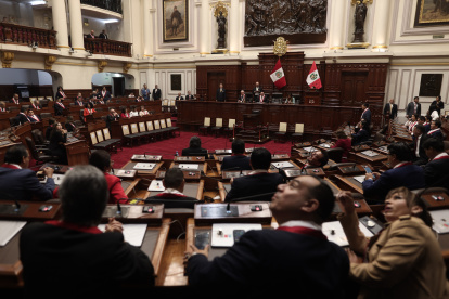 Lima. Un legislador aparece durante una sesión del Congreso.