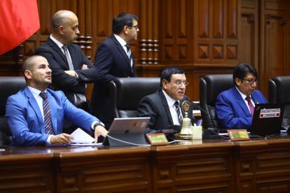 Fotografía cedida por el Congreso de Perú que muestra a su presidente, Alejandro Soto Reyes (c), durante un momento de la sesión de hoy, en Lima (Perú).
