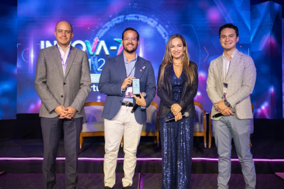 Claudia Ugarte, co-fundadora y directora ejecutiva de Innova-T Latam, junto a otros asistentes.